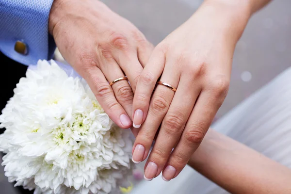 Bride and groom hands with rings — Stock Photo, Image