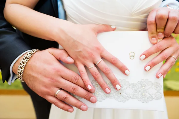 Noiva e noivo mãos com anéis — Fotografia de Stock