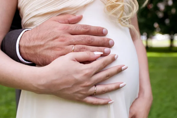 Mains de mariée et marié avec anneaux — Photo