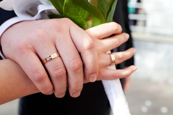 Noiva e noivo mãos com anéis — Fotografia de Stock