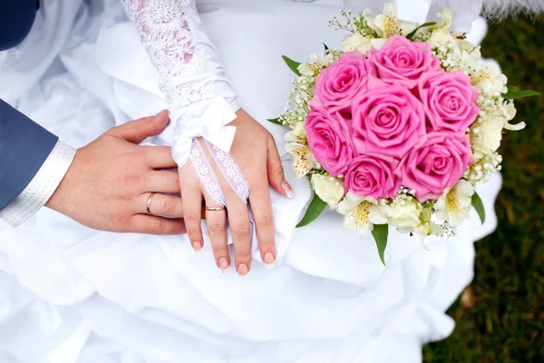 Menyasszony és a vőlegény kezét a gyűrűk — Stock Fotó