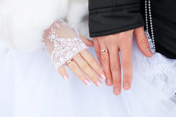 Braut und Bräutigam Hände mit Ringen — Stockfoto