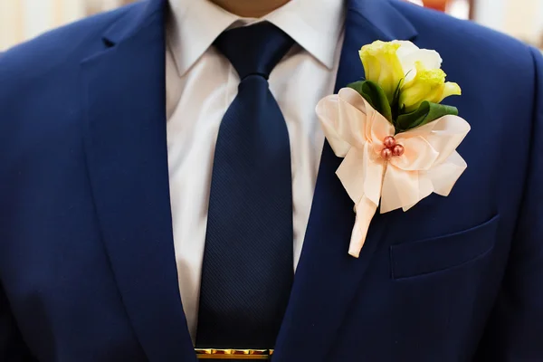 Casamento boutonniere em terno — Fotografia de Stock