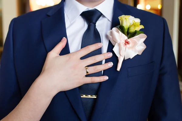 Esküvői boutonniere, és a menyasszony kezét — Stock Fotó