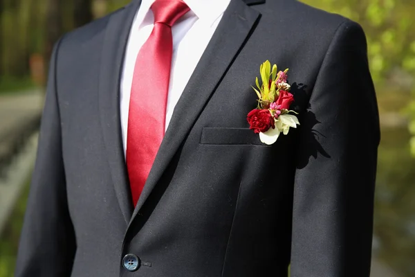 Весільна бутоньєрка на костюмі — стокове фото