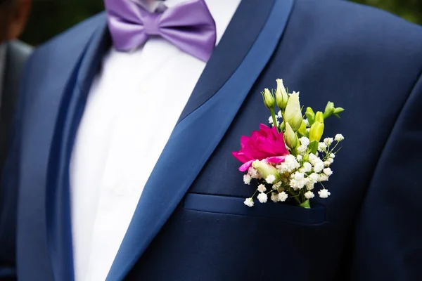 Casamento boutonniere em terno — Fotografia de Stock