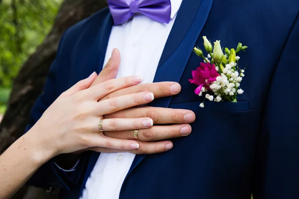 Bruiloft corsages en de hand van de bruid — Stockfoto