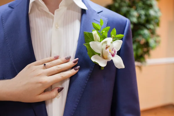 Весільна бутоньєрка і рука нареченої — стокове фото