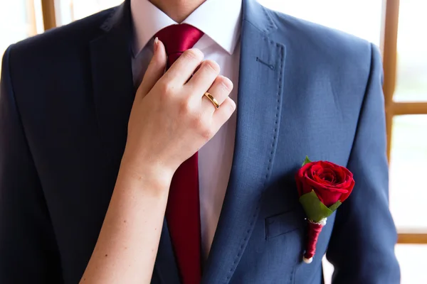 Casamento boutonniere e mão da noiva — Fotografia de Stock