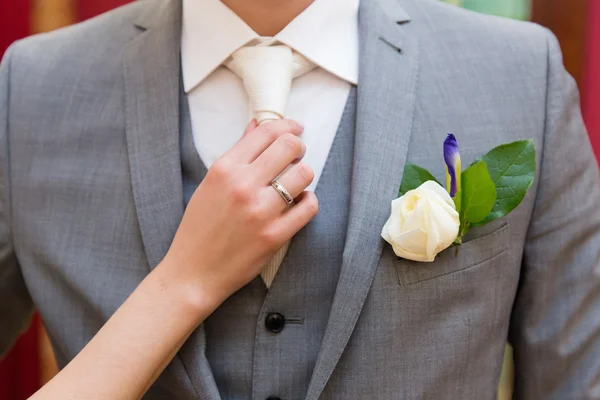 El boutonniere de boda y la mano de la novia — Foto de Stock