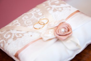 Altın nişan yüzükleri