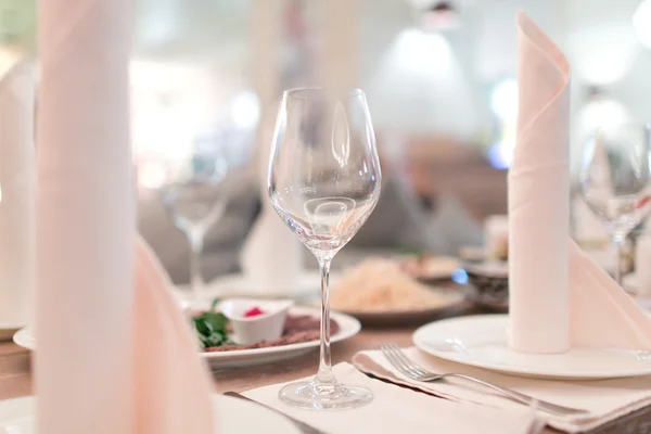 Serveertafel in restaurant — Stockfoto