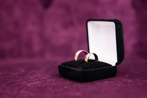 Anéis de ouro noivado — Fotografia de Stock