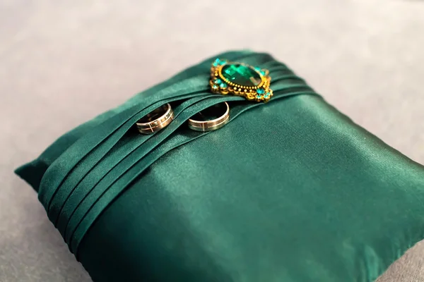 Altın nişan yüzükleri