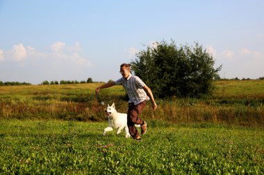 Köpekle oynayan adam. 
