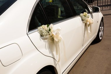 Çiçeklerle süslenmiş düğün arabası.