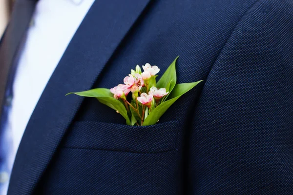 Boutonniere de boda por el traje del novio —  Fotos de Stock