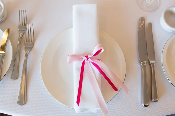 Placa con servilleta con cinta rosa —  Fotos de Stock