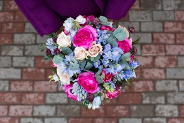 Kadın elinde güzel buket