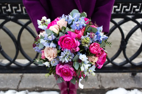 Beau bouquet dans les mains féminines — Photo