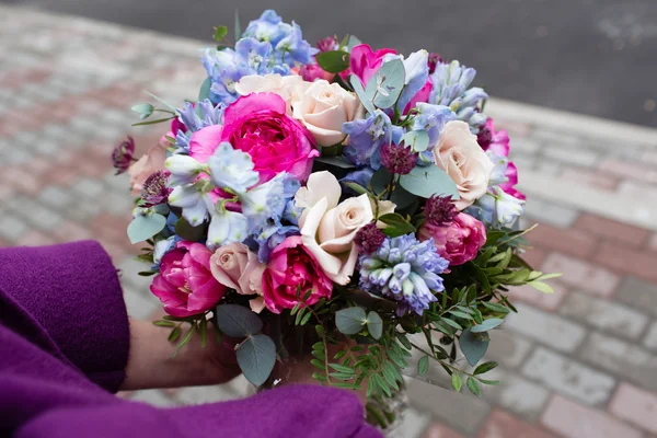 Beau bouquet dans les mains féminines — Photo