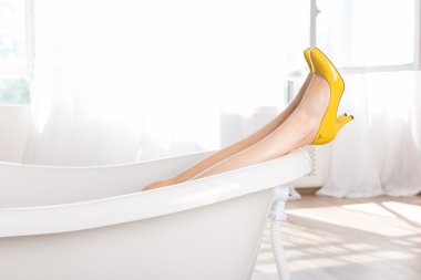 Yüksek topuk ayakkabı, banyo kadında
