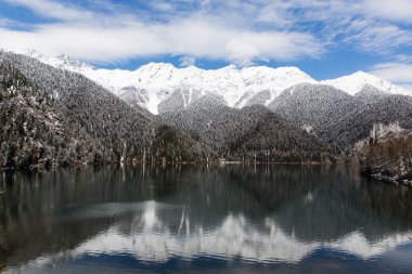 Abhazya, göl Ritsa ve dağlar