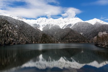 Abhazya, göl Ritsa ve dağlar