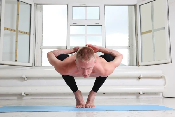Man beoefenen van yoga. Zittend in de squat, Garland poseren, Malasana — Stockfoto