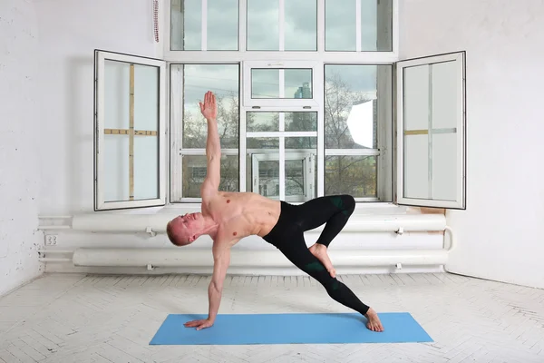 Un uomo che pratica yoga. Tavola laterale, vasisthasana — Foto Stock