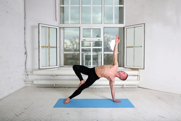 Un uomo che pratica yoga. Tavola laterale, vasisthasana — Foto Stock