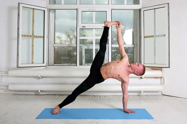 Un uomo che pratica yoga. Tavola laterale, vasisthasana — Foto Stock