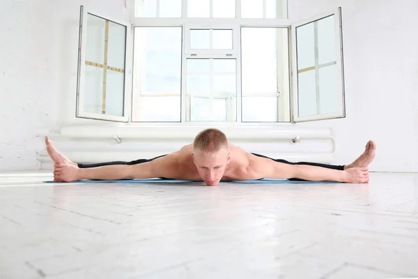 Muži cvičí jógu. Upavistha konasana. Širokoúhlý Sedící předklonu. — Stock fotografie