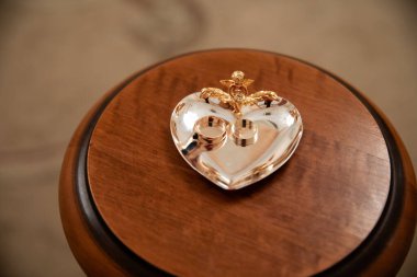 Kürsüde düğün için altın yüzükler. 