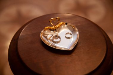 Düğün töreni için bir çift altın yüzük.