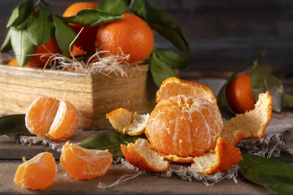 Scheiben Saftige Reife Mandarinen Auf Holzgrund Ganze Mandarinen Mit Blättern — Stockfoto