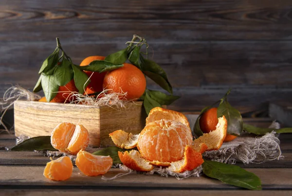 Scheiben Saftige Reife Mandarinen Auf Einer Hölzernen Ganzen Mandarine Mit — Stockfoto