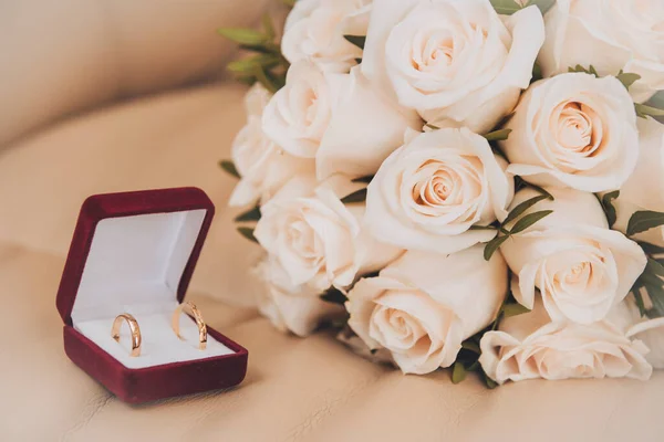 Bouquet Sposa Rose Bianche Una Scatola Con Anelli Nuziali Oro — Foto Stock