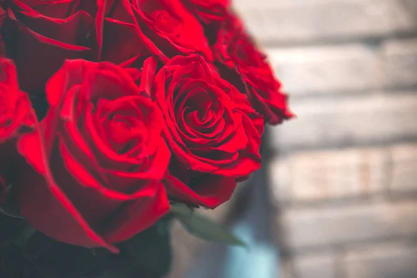 Bouquet Roses Rouges Sur Fond Mur Briques Pétales Rouges Fleurs — Photo