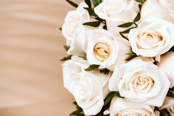 Bellissimo Bouquet Sposa Rose Bianche Con Fedi Nuziali Oro Sfondo — Foto Stock