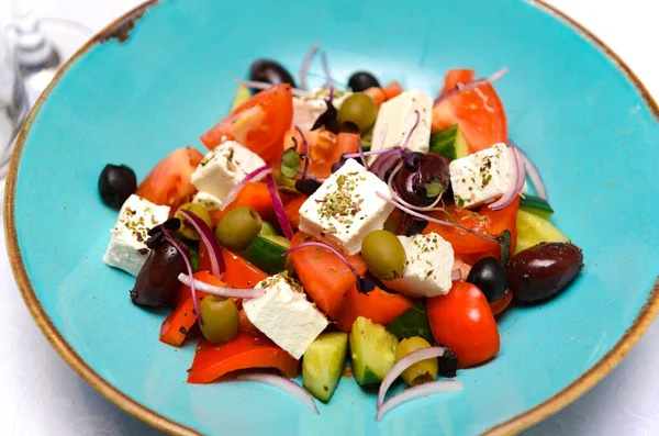 Řecký Zeleninový Salát Rajčaty Olivami Feta Modrém Talíři — Stock fotografie