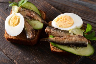 Ispanaklı 2 sandviç, haşlanmış yumurta ve ahşap arka planda salatalık, Kuzey Avrupa mutfağı