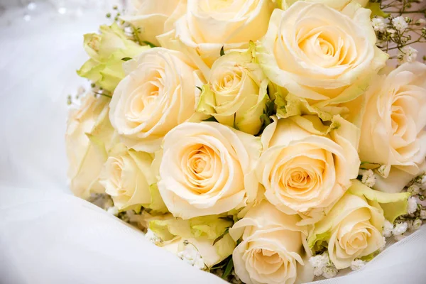 Buquê Casamento Rosas Brancas Tecido Branco Flores Bonitas Buquê Noiva — Fotografia de Stock