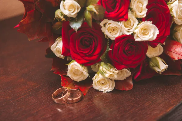 Bouquet Sposa Rose Bianche Rosse Fedi Nuziali Oro Tavolo Legno — Foto Stock