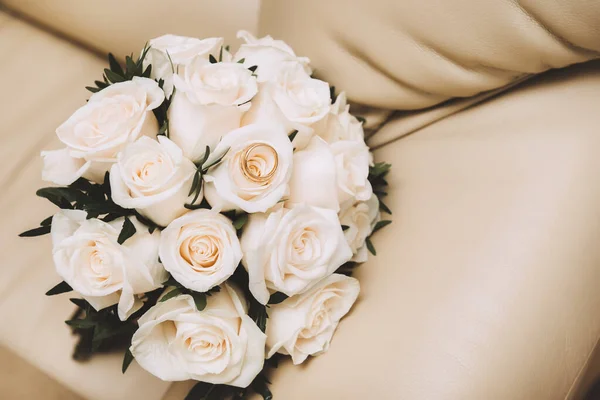 Bellissimo Bouquet Rose Bianche Con Fedi Nuziali Oro Sfondo Beige — Foto Stock