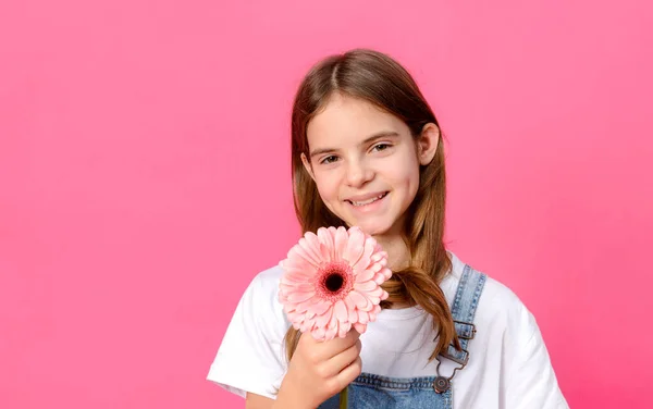 Niña Blanca Años Con Una Chaqueta Blanca Con Una Flor — Foto de Stock