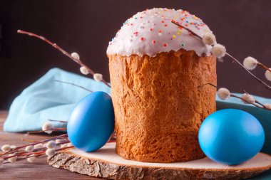 Paskalya pastası. Söğüt dalları ve mavi boyalı yumurtalar.