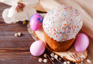 Söğüt dallı paskalya pastası ve pembe yumurtalar, manolya çiçeği, üst manzara.,