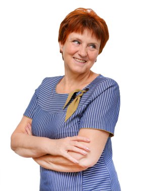 1 beyaz kadın. 60 yaşında, mavi elbiseli, beyaz arka planda gülüşlü, kahverengi saçlı.