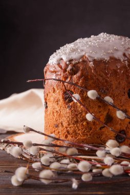 Söğüt dallı Paskalya pastası, koyu arkaplanda açık peçete.